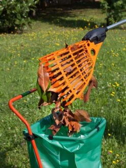Magic Fly® Leaf Rake -Garden Care Shop 3 4 crop 8611047 05V tif